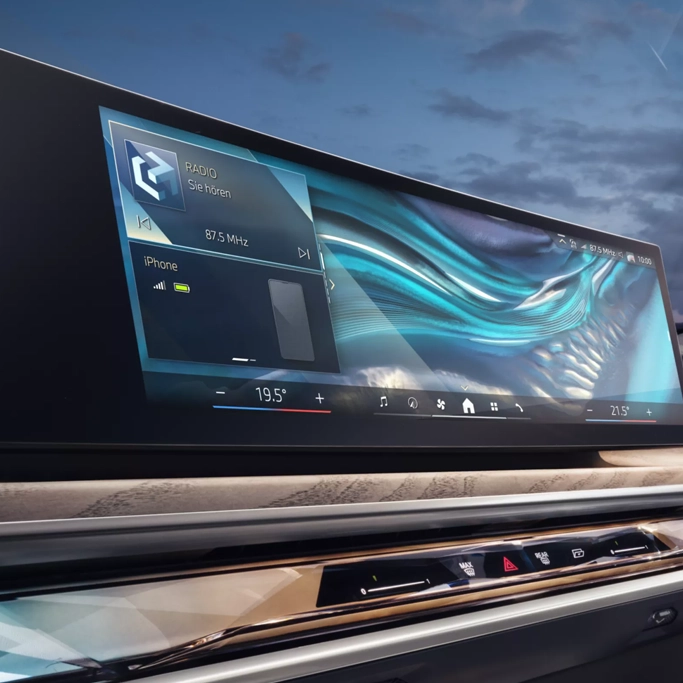 Vue de profil BMW i7 électrique avec éclairage signature