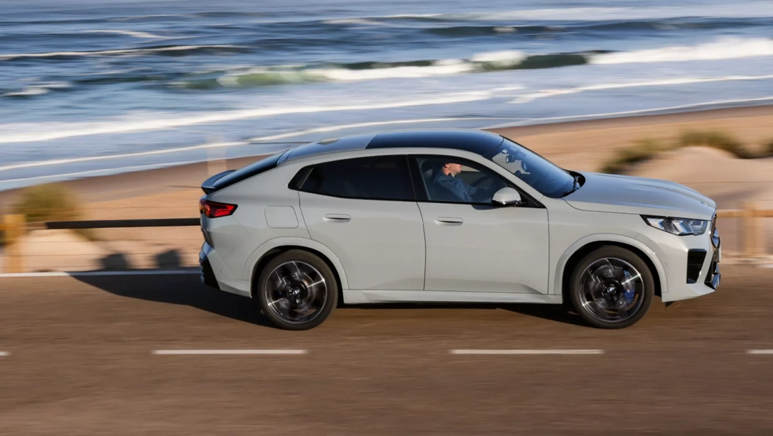 Vue avant du BMW iX2 électrique sur route