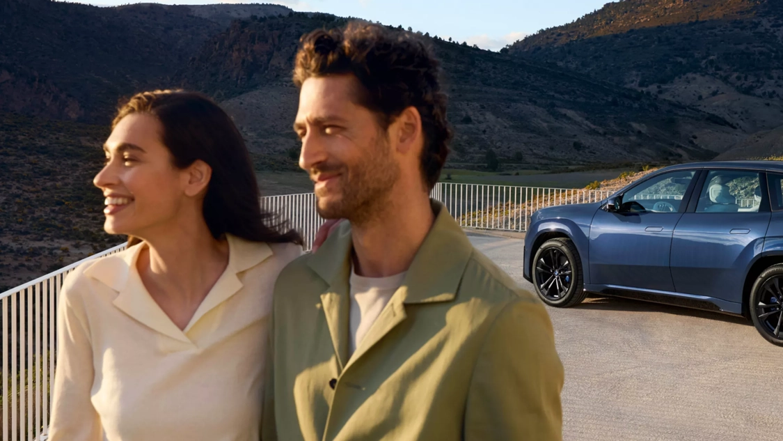 BMW iX3 garer en trois quart arrière