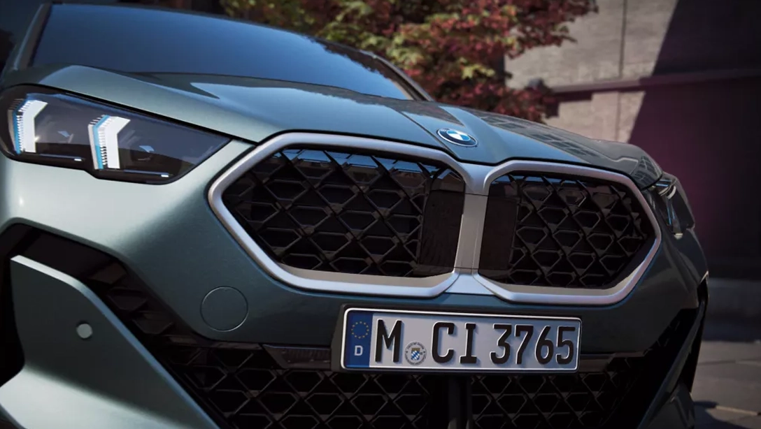 Vue avant BMW X2 sur route, design dynamique et sportif