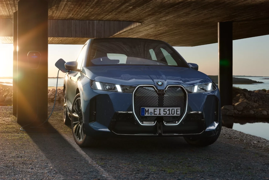 BMW X3 stationné devant un paysage urbain, mettant en avant son allure premium