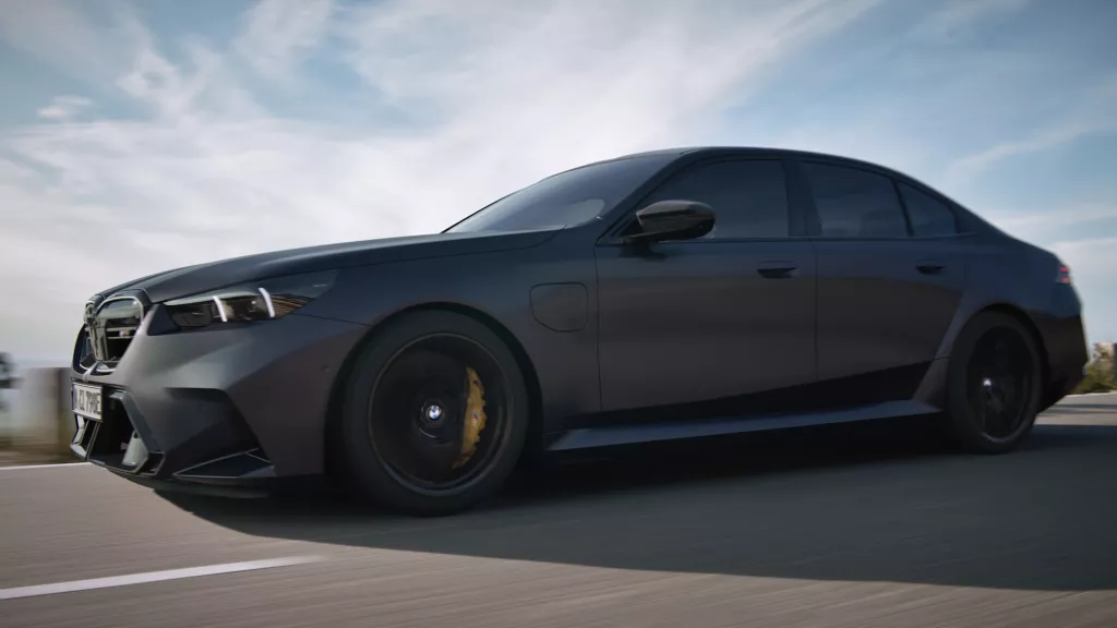 BMW M5 hybride rechargeable sur route, vue latérale