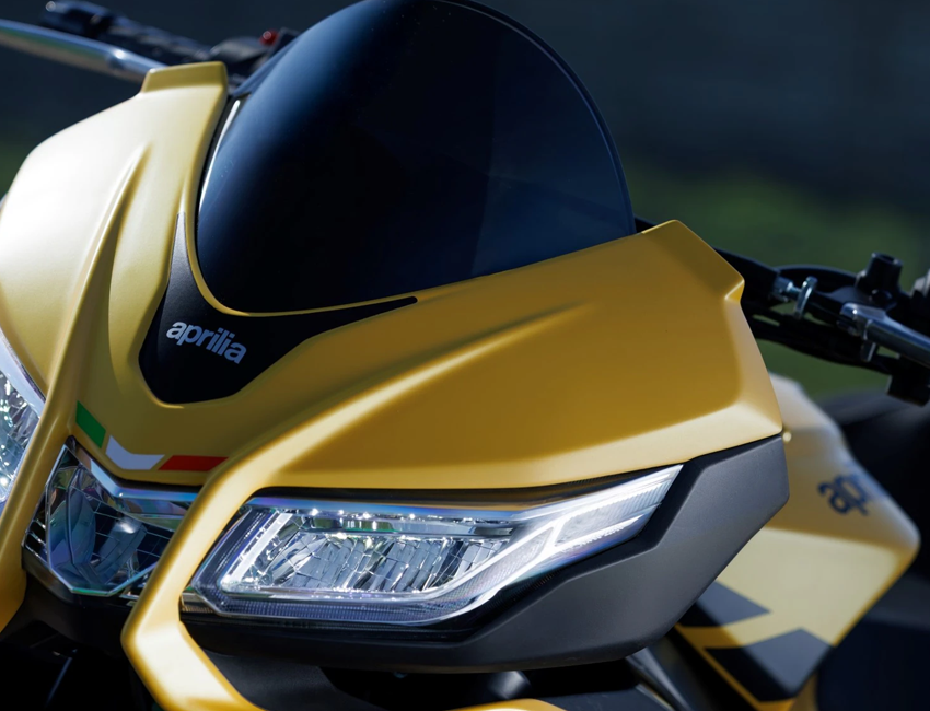 Vue phare de la Aprilia Tuono 125 en stationnement