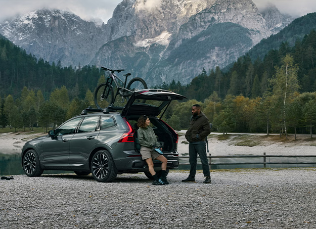 Profil latéral du Volvo XC60 stationné devant un paysage urbain