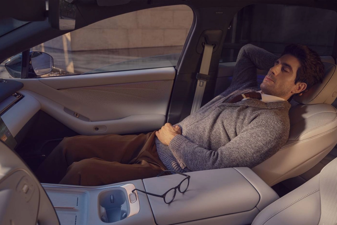 Intérieur du XPENG 7+ avec sièges en cuir et éclairage d’ambiance