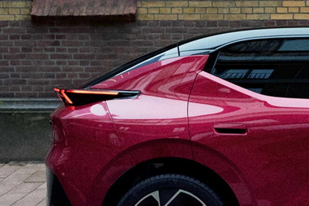 Vue arrière du Lynk & Co 02 électrique en extérieur urbain