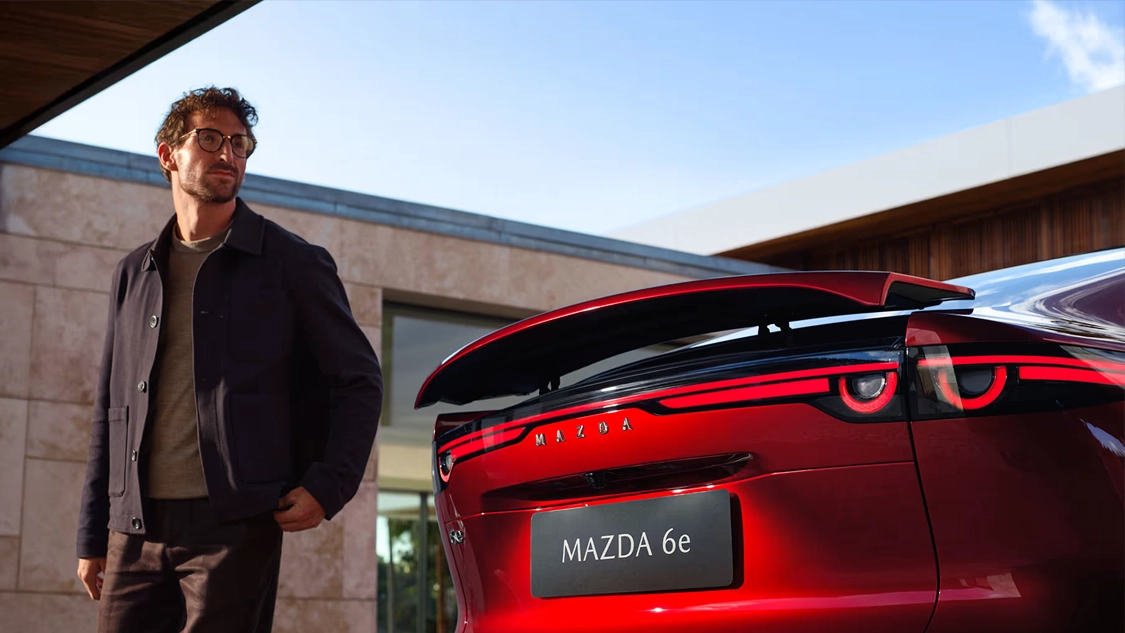 Face arrière de la Mazda 6e électrique avec signature lumineuse