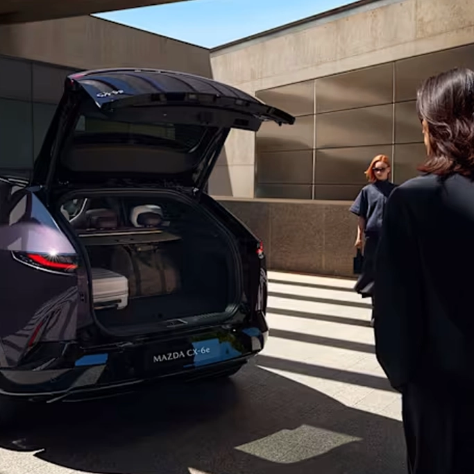 Vue arrière du Mazda CX 6e avec sièges en cuir et écran central