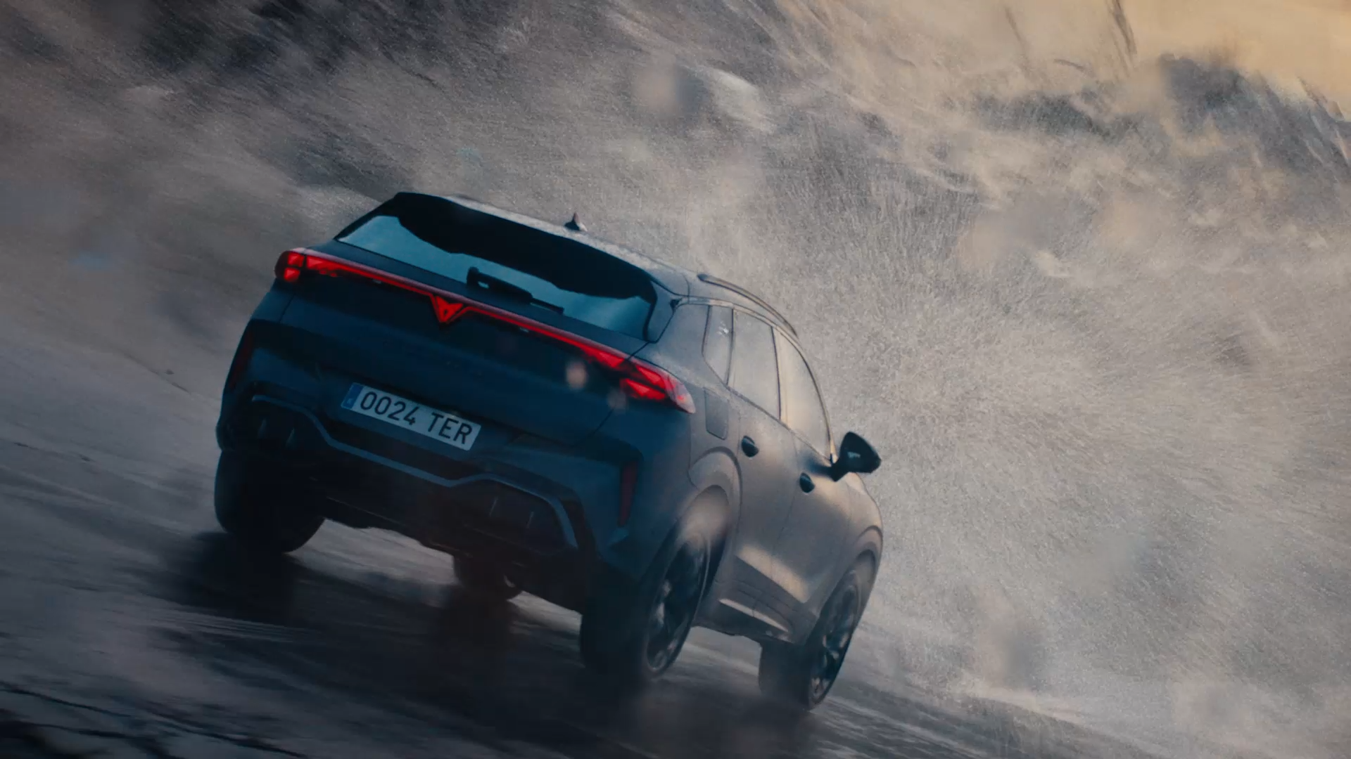 Vue trois-quarts arrière du Cupra Terramar hybride rechargeable sur route